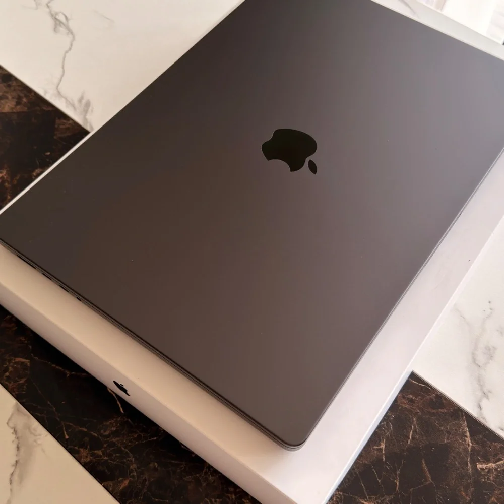 MacBook Pro 16 M4 MAX